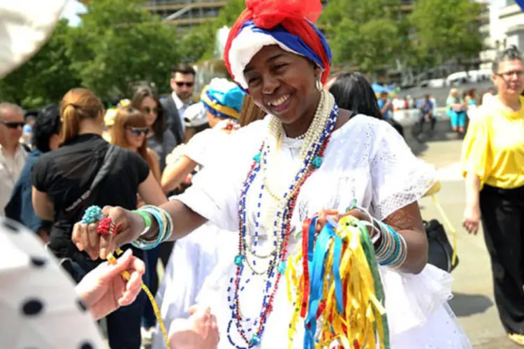 Baiana entrega fitinhas na Trafalgar Square, em Londres (Getty Images)