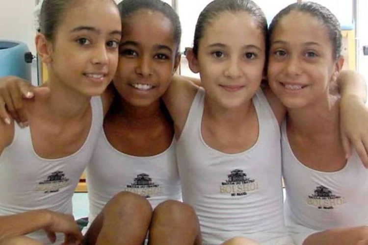Pequenas bailarinas do Bolshoi: projeto concede bolsas de estudos à maior parte dos alunos (Divulgação)