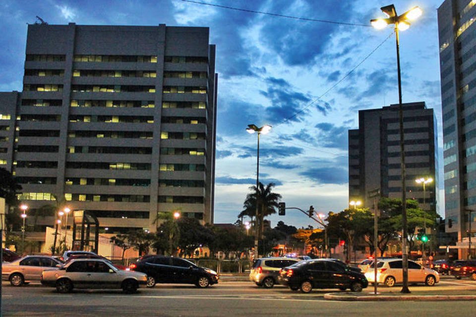 Caminhão abre cratera e rompe adutora no Jabaquara