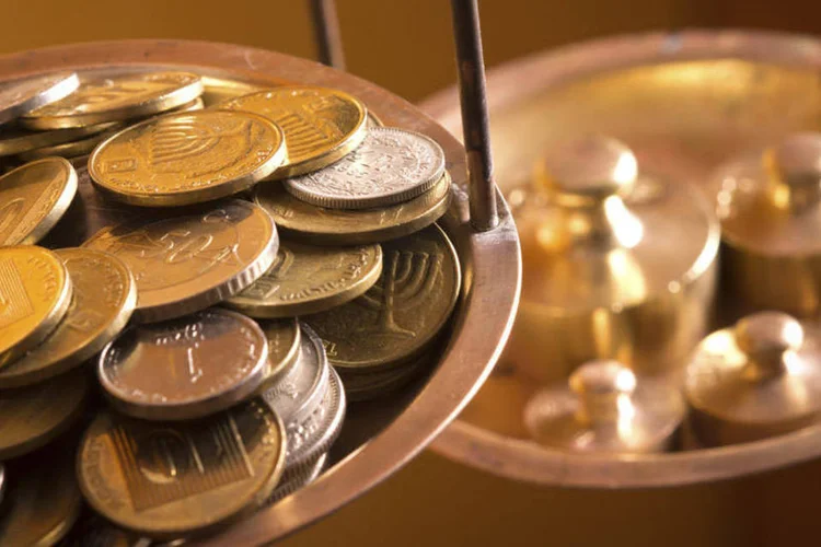 Moedas em balança (asafta/Thinkstock/Thinkstock)