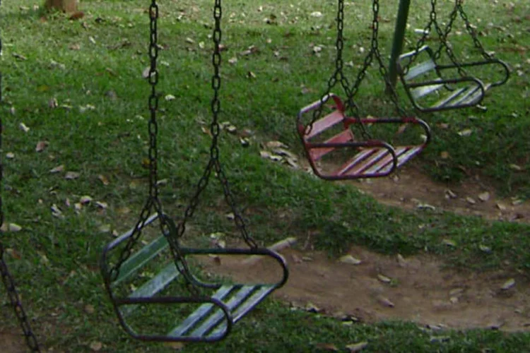 Balanços vazios em parque: Idosos da aldeia enviaram às autoridades um pedido de anulação da construção do parque  (Wikimedia Commons)