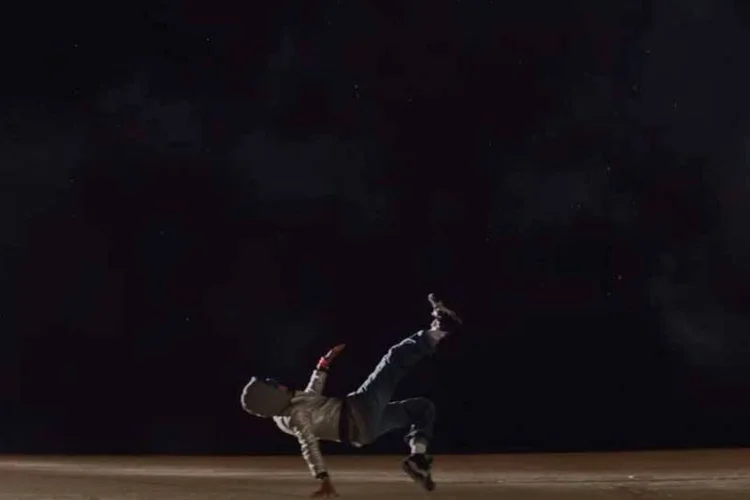 
	Comercial da Ballantine&#39;s desafia gravidade: Nonstop transforma o lado vertical de um edif&iacute;cio na Calif&oacute;rnia em sua pista de dan&ccedil;a
 (Reprodução/Youtube)