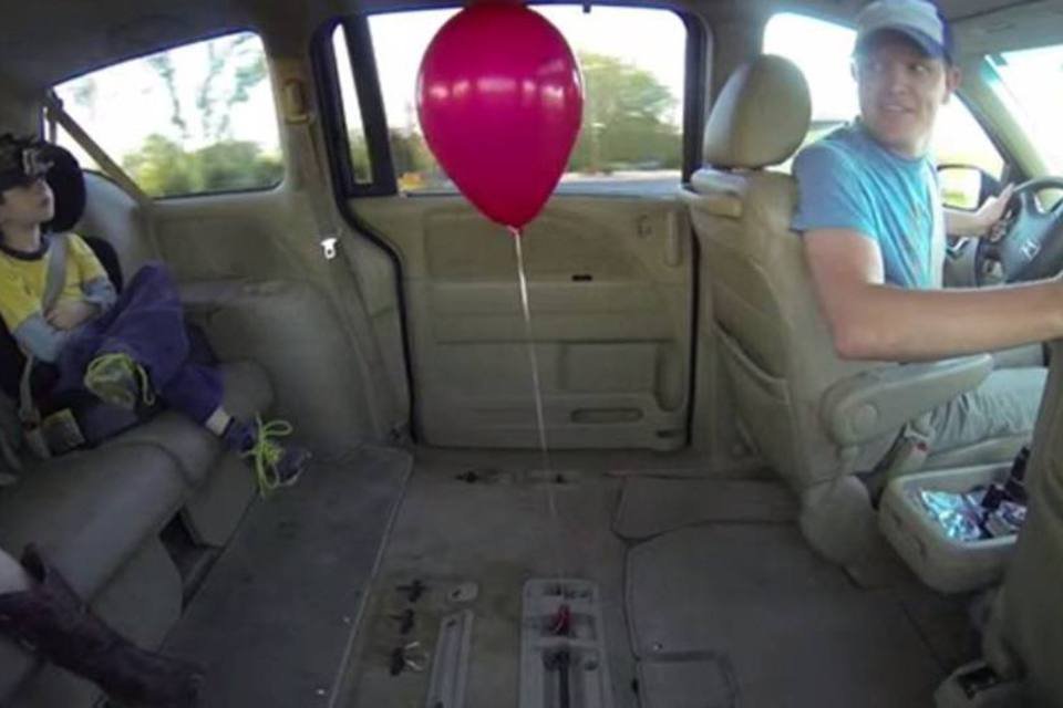 O que acontece com um balão quando o carro acelera?