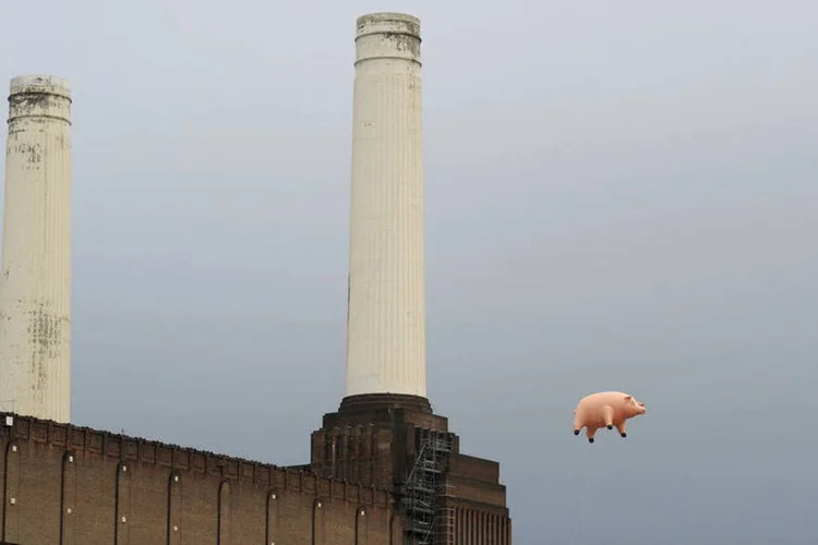 Balão de porco que virou capa álbum "Animals" do Pink Floyd: "A casa de leilões se precipitou ao publicar uma lista de objetos que eu lhes tinha transferido e divulgou que o porco ia ser leiloado" (Reuters / Paul Hackett)