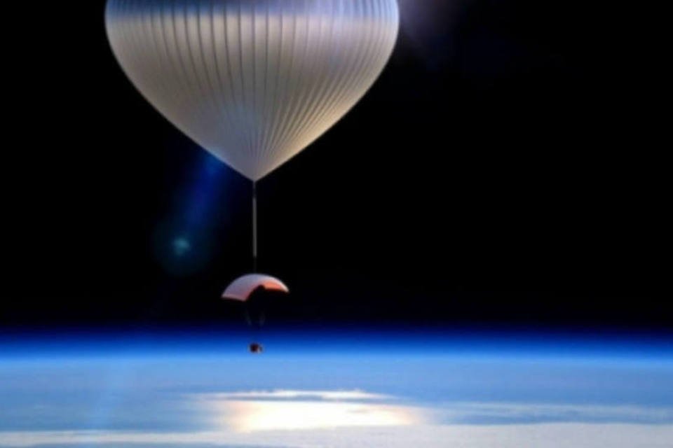 Empresa faz voo teste de balão que levará turista ao espaço