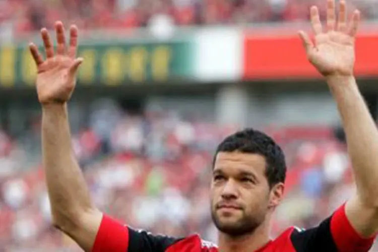 
	Michael Ballack acena em partida pelo Campeonato Alem&atilde;o em 28 de abril em Leverkusen, na Alemanha: Ballack foi convocado em 98 oportunidades para a sele&ccedil;&atilde;o
 (Rolf Vennenbernd/AFP)