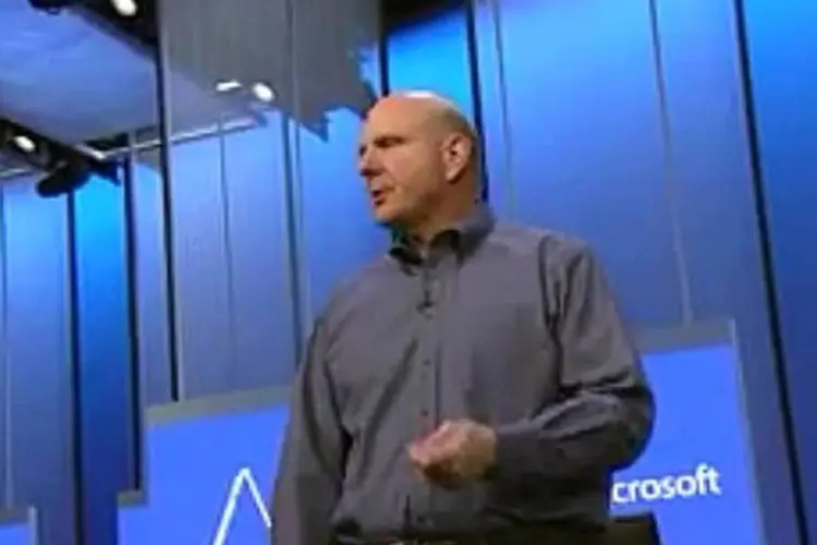
	Steve Ballmer: o plano &eacute; focado no hardware e nos servi&ccedil;os web e abandona o software da ind&uacute;stria de computadores, atualmente em decl&iacute;nio, para concorrer com Apple e Google
 (Reprodução de EXAME.com)