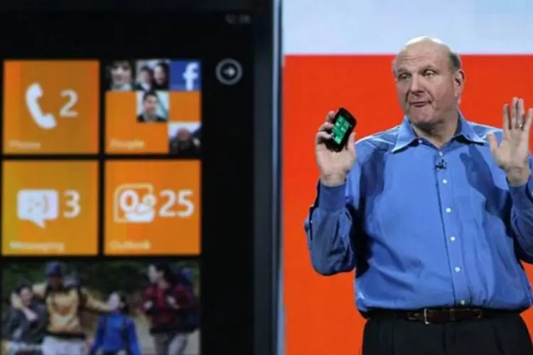 Steve Ballmer, CEO da Microsoft, apresenta ao público o Windows Phone 7 (Justin Sullivan/Getty Images)