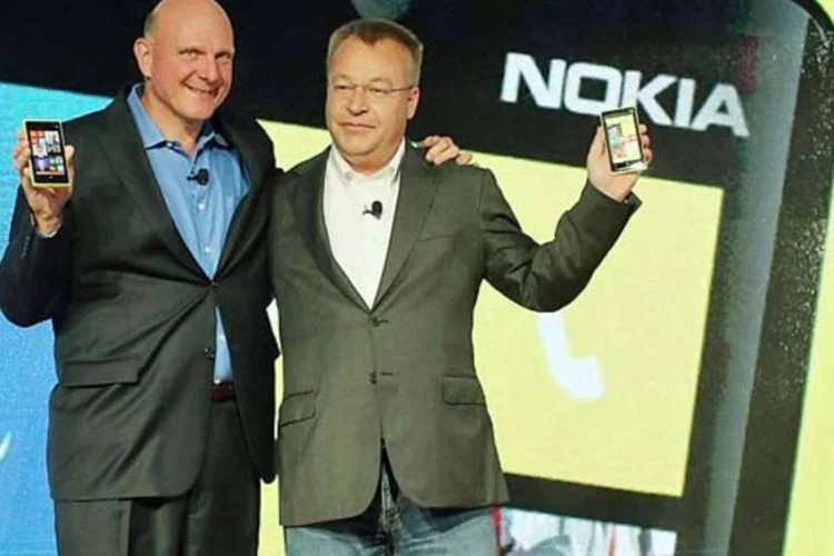 Steve Ballmer e Stephen Elop, CEOs da Microsoft e da Nokia, apresentam novos modelos Lumia em dezembro de 2012 (Spencer Platt / Getty Images)
