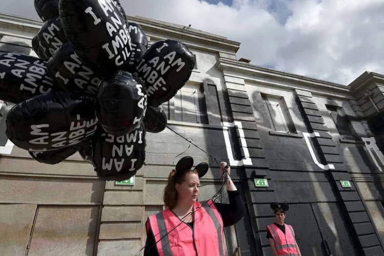
	Bal&otilde;es no parque Dismaland, de Banksy
 (Reuters/ Toby Melville)