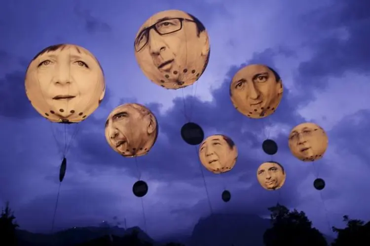 Balões com os rostos de líderes do G7 no céu da Baviera (Reuters)
