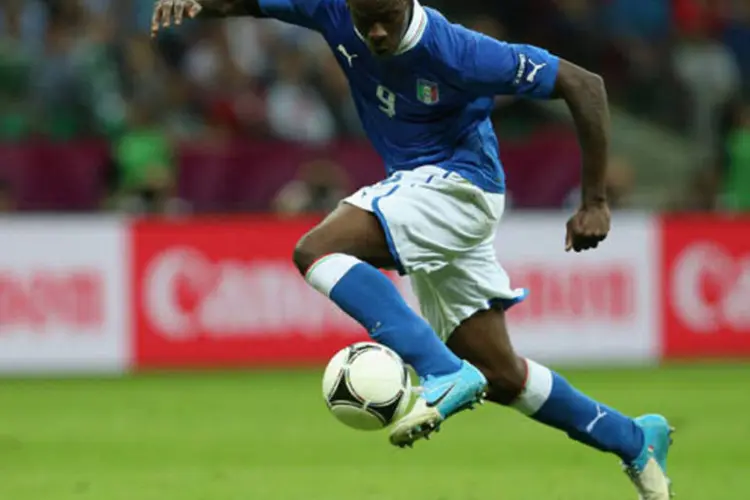 Mario Balotelli joga pela seleção italiana durante a Euro 2012: jogador já foi alvo de mais de um episódio de racismo (Joern Pollex/Getty Images)