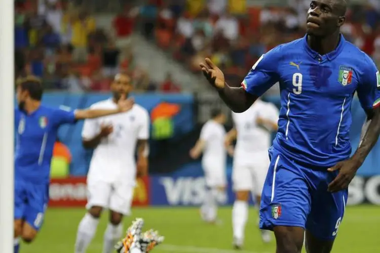 
	Balotelli na partida entre It&aacute;lia e Inglaterra na Copa de 2014: camisa assinada pela Puma
 (REUTERS/Ivan Alvarado)