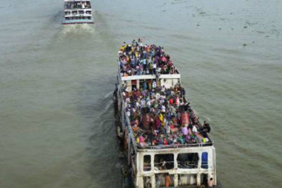 Balsa afunda em Bangladesh com quase 200 pessoas a bordo