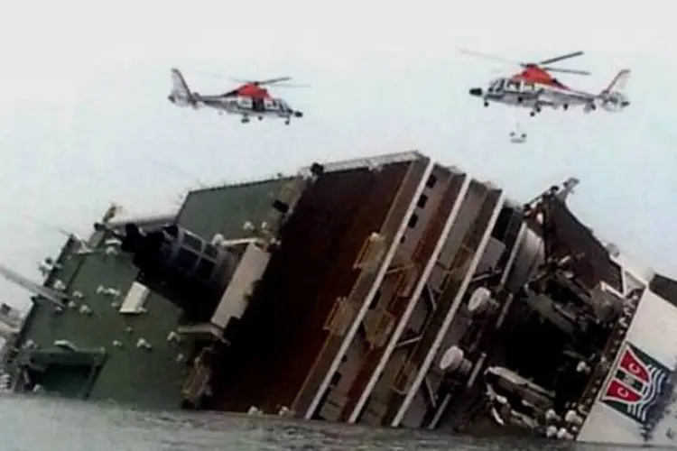 Balsa que estava com 459 pessoas a bordo após naufragar na Coreia do Sul: o balanço de vítimas pode aumentar consideravelmente (AFP)