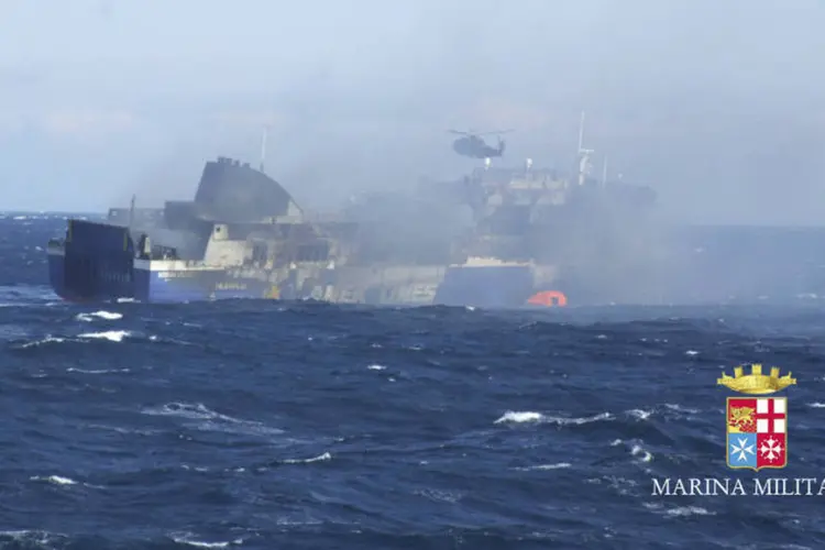 Balsa "Norman Atlantic": "No total são 427 as pessoas salvas, e 10 as mortas", disse a Guarda Costeira (Marina Militare/Handout via Reuters)