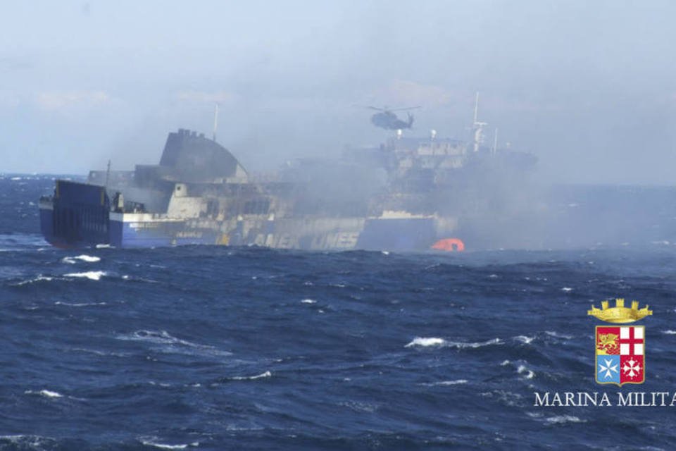 Balsa que pegou fogo na Grécia foi esvaziada; 10 morrem