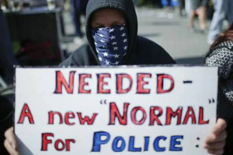 
	Viol&ecirc;ncia policial: os manifestantes exibiam cartazes com dizeres como &quot;A vida dos negros n&atilde;o importam&quot; e &quot;Justi&ccedil;a para Alton&quot;
 (EDUARDO MUNOZ ALVAREZ/AFP)