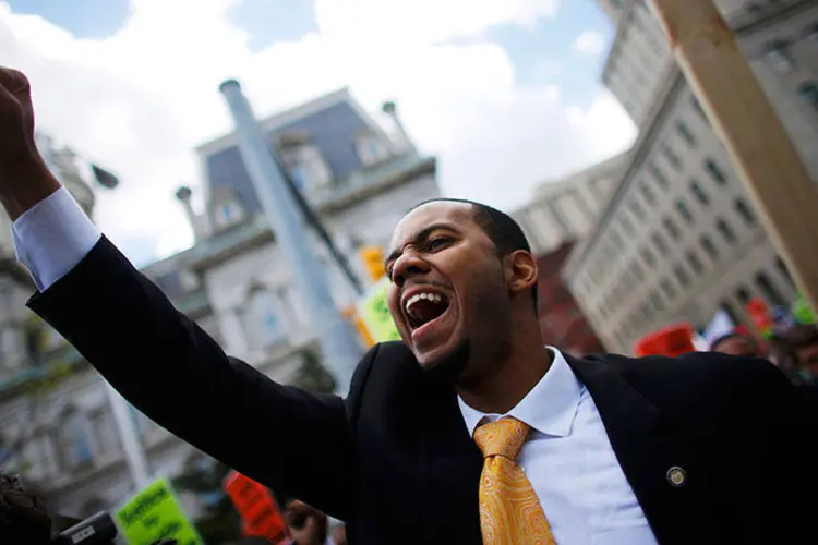 A manifestante levanta o punho durante protesto em Baltimore (REUTERS/Carlos Barria)