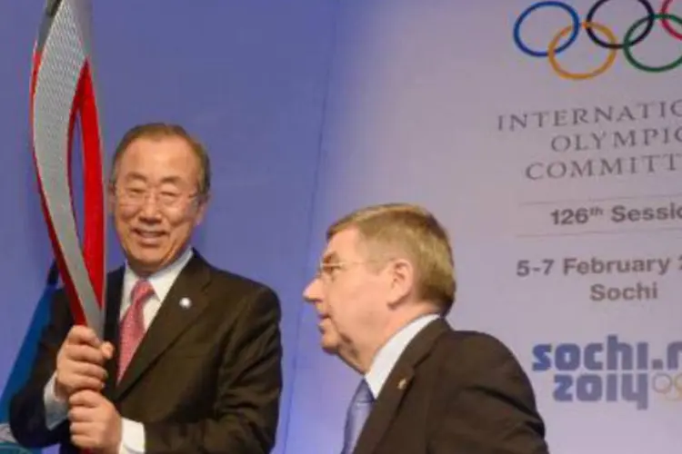 Ban Ki-Moon segura tocha olímpica dos Jogos de Inverno de 2014 junto ao presidente do COI, Thomas Bach: "devemos elevar nossa voz contra os ataques", disse Ban (Damien Meyer/AFP)