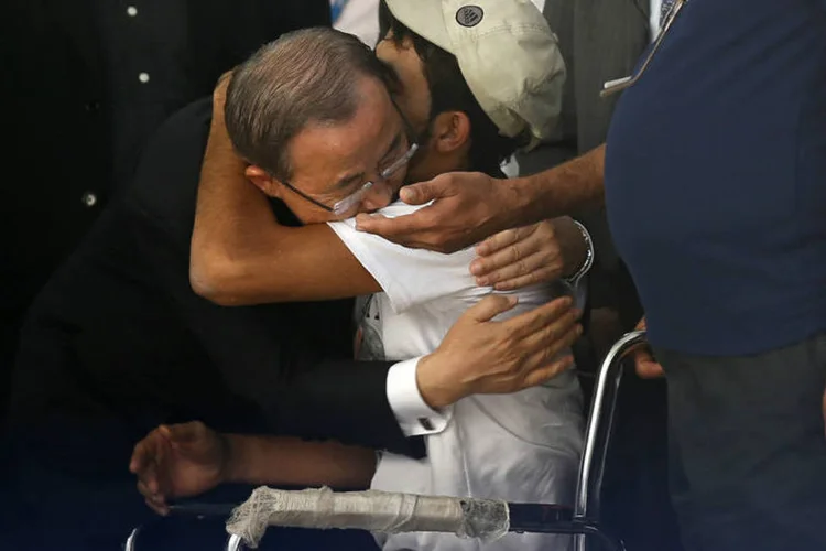 Ban abraça palestino: ele defendeu dois Estados como única opção viável para a paz (Mohammed Salem/Reuters)