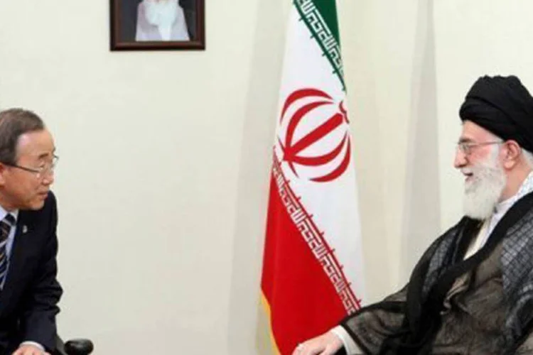 
	O guia supremo do Ir&atilde;, aiatol&aacute; Ali Khamenei (D), e o secret&aacute;rio-geral da ONU, Ban Ki-Moon: as cr&iacute;ticas a Israel s&atilde;o repetidas frequentemente por Khamenei
 (AFP)