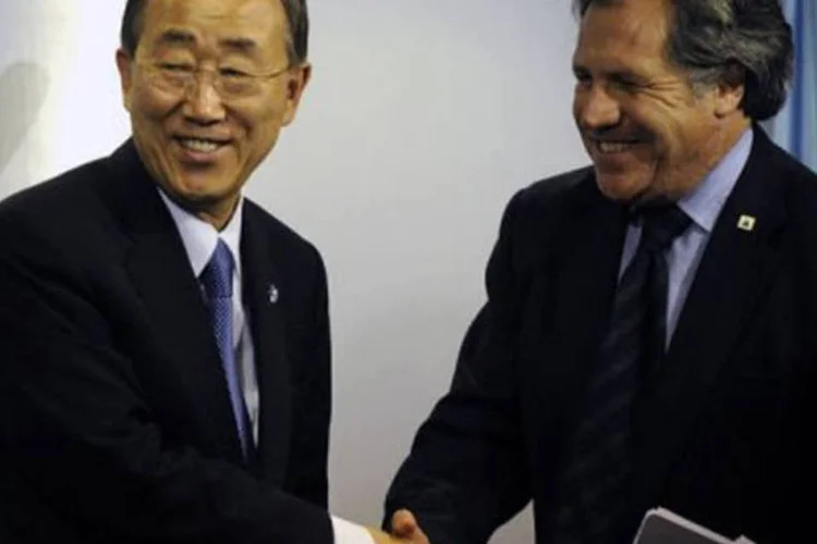 Ki-moon (e) cumprimenta o ministro das Relações Exteriores do Uruguai, Luis Almagro: "são países com investimentos medianos, incluindo o Uruguai, que cumprem as metas" do milênio (Miguel Rojo/AFP)