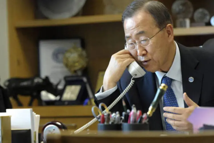 Secretário-geral da ONU, Ban Ki-moon, é fotografado ao telefone (Mark Garten/UN Photo via Getty Images)