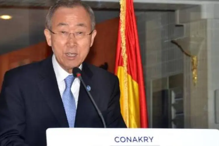 Ban Ki-moon discursa em 20 de dezembro de 2014 em Conakry (Binani/AFP)