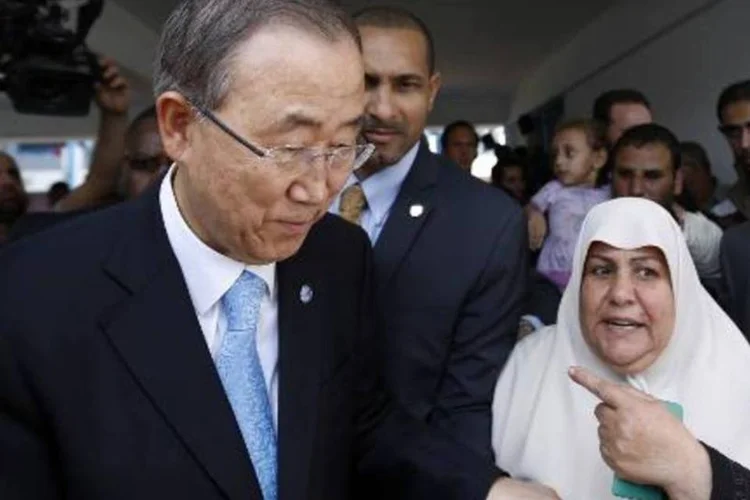 Ban Ki-moon é cumprimentado por desabrigados palestinos em Gaza (Mohammed Abed/AFP)