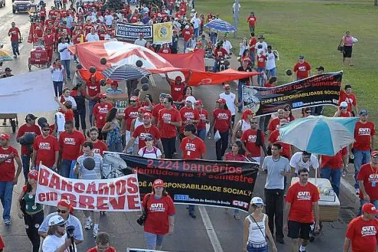  Protestos de bancários em Brasília, em 2009: classe ameça nova greve pro dia 27 (Wikimedia Commons)