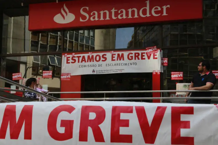 
	Greve dos banc&aacute;rios: eles querem a reposi&ccedil;&atilde;o da infla&ccedil;&atilde;o mais 5,6% de aumento real, piso salarial de R$ 3.299,66 e a Participa&ccedil;&atilde;o em Lucro e Resultados (PLR) de tr&ecirc;s sal&aacute;rios-base
 (Paulo Pinto/ Fotos Públicas)