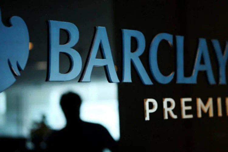 
	Ag&ecirc;ncia do Barclays: banco est&aacute; reduzindo sua unidade de renda fixa, commodities e moedas por conta das baixas taxas de juros e da volatilidade
 (Asim Hafeez/Bloomberg)