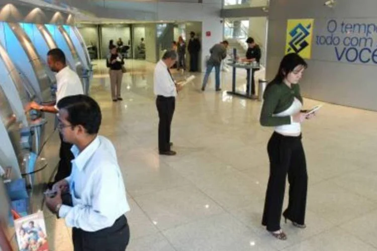 Atendimento em agência do BB: Banco anunciou um aumento de 41,2% nos lucros em relação ao mesmo período do ano passado. (.)