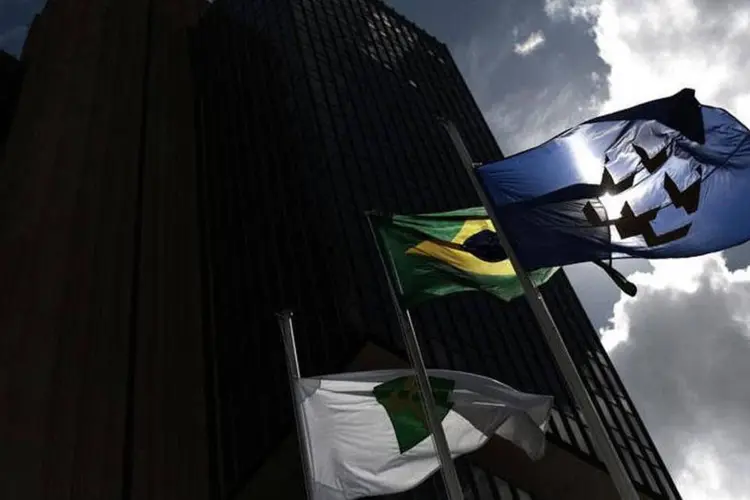 
	Bandeira do Brasil do lado de fora da sede do Banco Central: pesquisa semanal Focus do Banco Central mostrou que a proje&ccedil;&atilde;o para a taxa b&aacute;sica de juros no fim de 2016 permanece em 13%
 (REUTERS/Ueslei Marcelino)