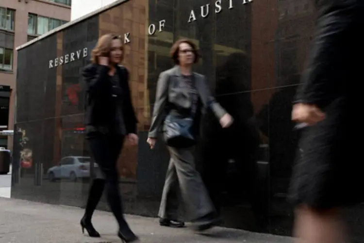 
	Mulheres passam em frente &agrave; sede do Banco da Reserva da Austr&aacute;lia (RBA), no distrito comercial de Sidney
 (Dan Himbrechts/Bloomberg/Bloomberg)