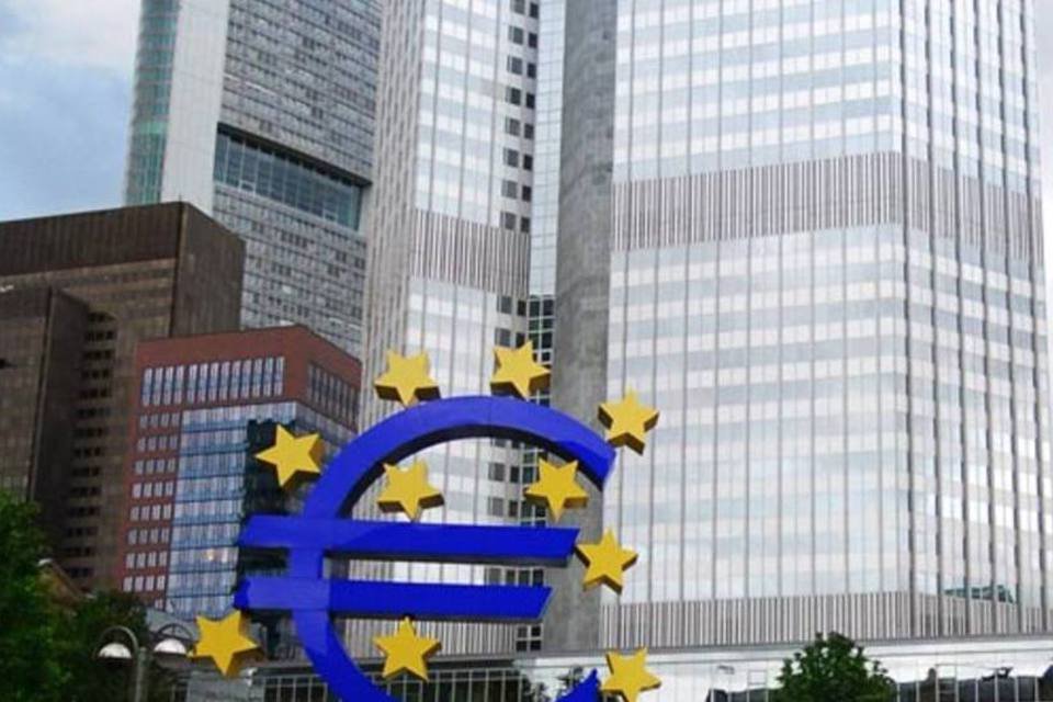 Investidores esperam a coletiva do presidente do BCE, Jean-Claude Trichet (Eric Chan/Wikimedia Commons)