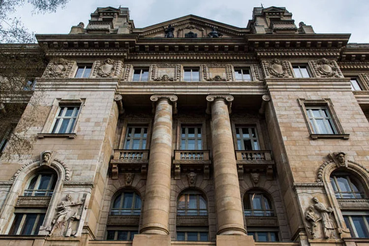 
	O Banco Central h&uacute;ngaro cortou sua taxa b&aacute;sica de juros a 1,5%, de 1,65% anteriormente numa tentativa de impulsionar o crescimento do pa&iacute;s
 (Bloomberg)