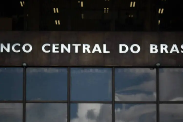 Um homem sai da sede do Banco Central, em Brasília:  BC reforçou que a transmissão dos efeitos de alta da Selic se acumulam e levam tempo para aparecer (Ueslei Marcelino/Reuters)