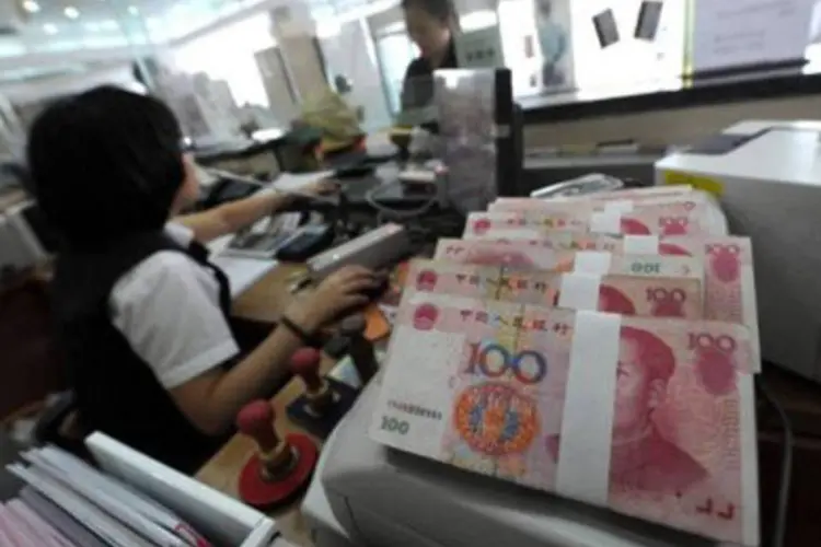 Bancária atende cliente em Hefei, na China (Str/AFP)