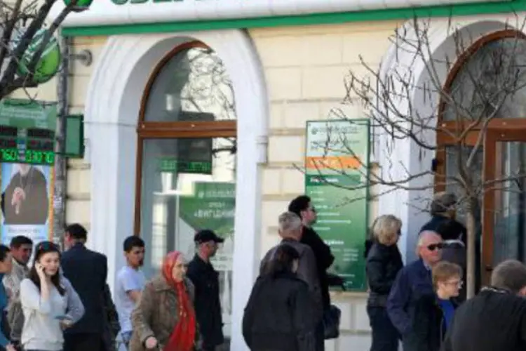 Fila em um banco russo na Crimeia: a crise política tem pesado muito sobre a economia (Viktor Drachev/AFP)