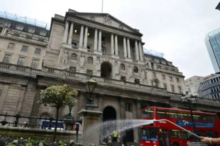 
	Fachada do Banco da Inglaterra, em Londres: o banco admite, por&eacute;m, que a futura trajet&oacute;ria do PIB ainda &eacute; incerta pois depende do cen&aacute;rio internacional
 (Ben Stansall/AFP)