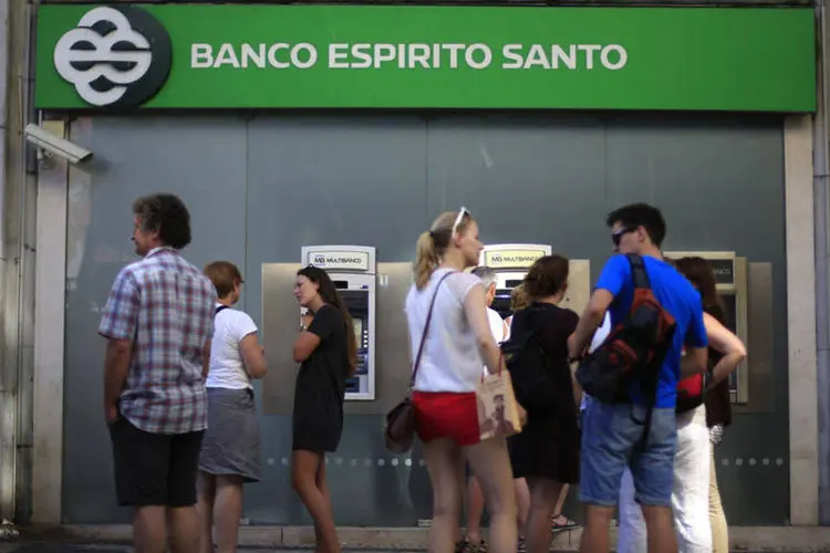 
	Consumidores fazem fila para usar o caixa eletr&ocirc;nico do Banco Esp&iacute;rito Santo, no centro de Lisboa
 (Rafael Marchante/Reuters)