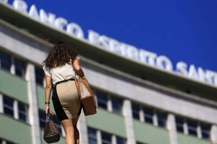 Mulher caminha próxima do escritório do Banco Espírito Santo, em Lisboa, Portugal (Rafael Marchante/Reuters)