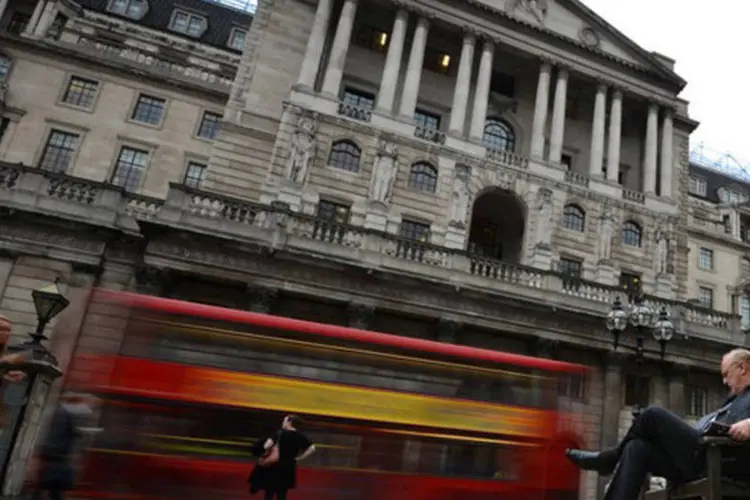 
	Fachada do Banco da Inglaterra, em Londres: comit&ecirc; deixou inalterada a taxa de juros na m&iacute;nima recorde de 0,5%
 (Ben Stansall/AFP)