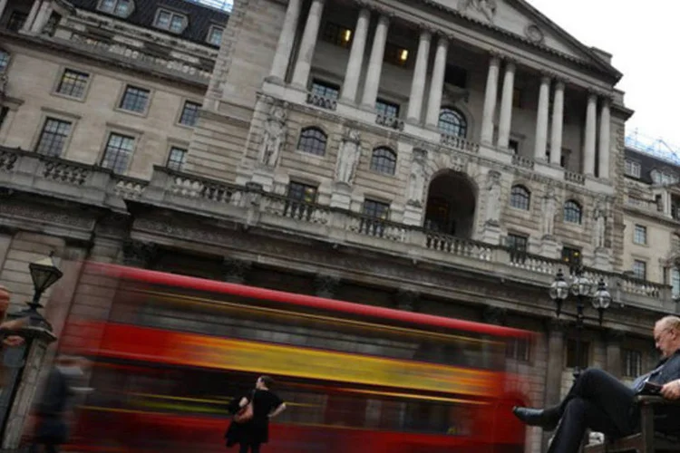 
	Fachada do Banco da Inglaterra, em Londres: &quot;economia deve ver recupera&ccedil;&atilde;o modesta e sustent&aacute;vel pelos pr&oacute;ximos tr&ecirc;s anos&quot;, informou
 (Ben Stansall/AFP)