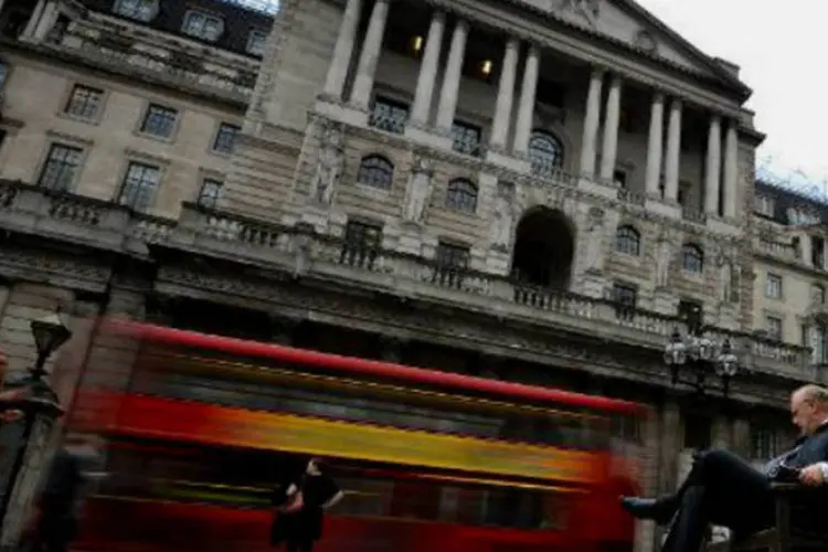 
	Edif&iacute;cio que abriga o Banco da Inglaterra, em Londres: o banco central manteve a taxa b&aacute;sica em um n&iacute;vel historicamente baixo
 (Ben Stansall/AFP)