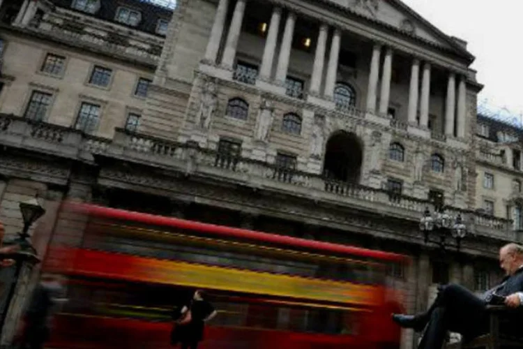
	Edif&iacute;cio que abriga o Banco da Inglaterra, em Londres: o banco central manteve a taxa b&aacute;sica em um n&iacute;vel historicamente baixo
 (Ben Stansall/AFP)