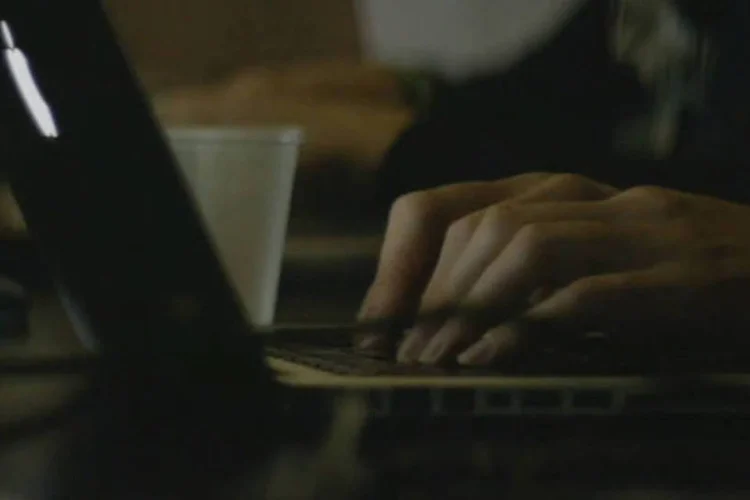 
	Trecho de v&iacute;deo do banco Febelfin sobre seguran&ccedil;a na internet: ele mostra como um ator consegue assumir a vida de algu&eacute;m que ele escolhe na internet, utilizando as informa&ccedil;&otilde;es compartilhadas
 (Reprodução)