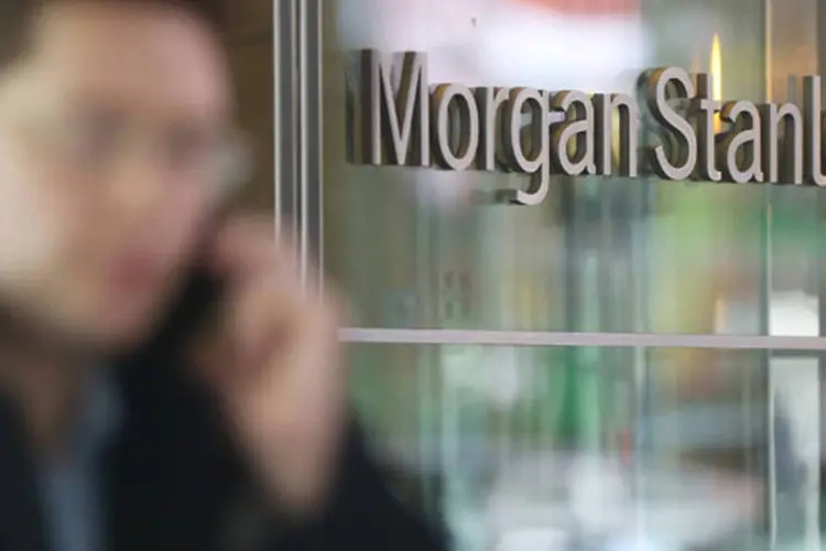Homem falando ao celular em frente ao prédio-sede do banco Morgan Stanley, em Manhattan, Nova York (Mario Tama)